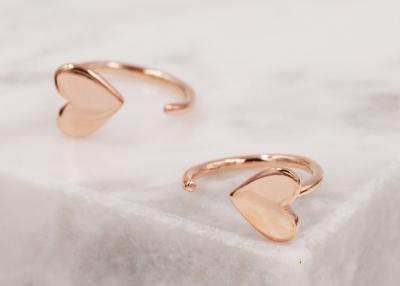 中国 Huggie Hoop 9K Gold Earrings Tiny Heart Shape Dia Inner 8mm Outer 10.5mm 販売のため