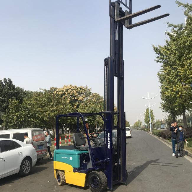 Komatsu 2.5 Ton Forklift - Rear View
