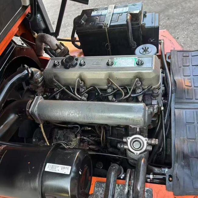 Used Toyota 3-Ton Orange Forklift - mast detail