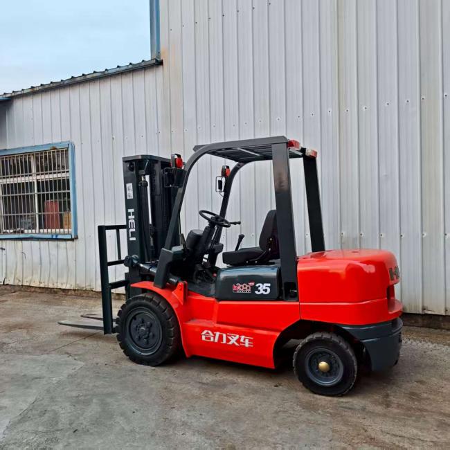 Used Heli 3.5-ton diesel forklift side view
