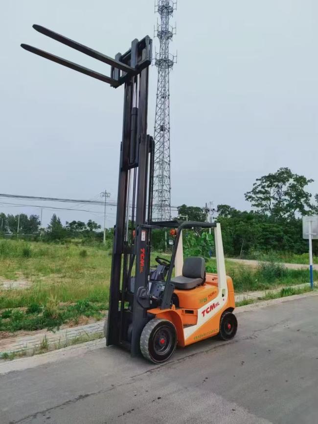 Used Heli 3.5-ton diesel forklift operational view