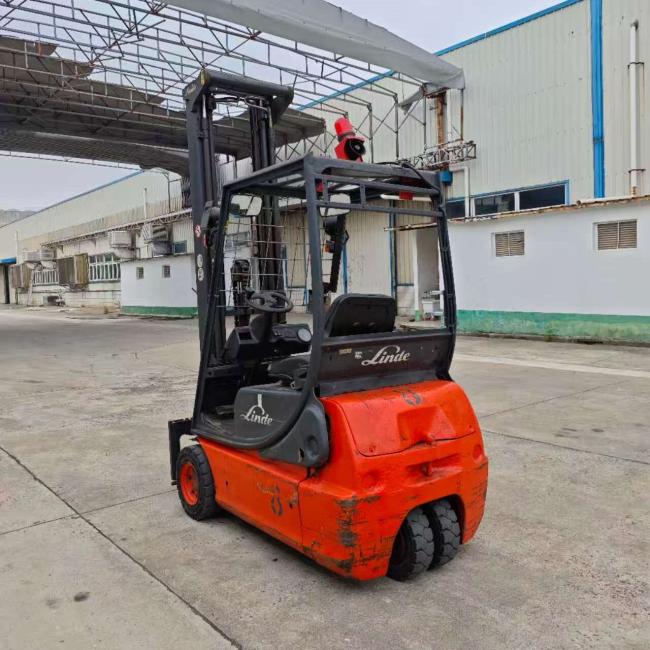 Linde 1.6-ton electric forklift side view