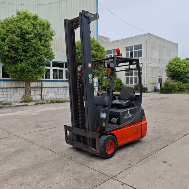 Linde forklift mast and forks detail