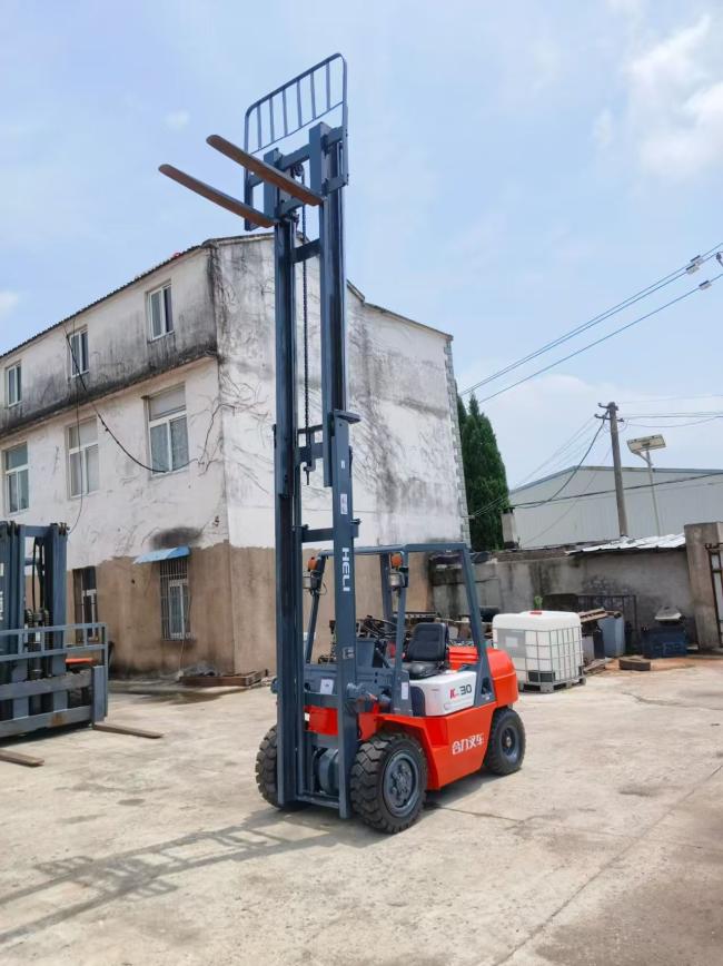 Used Heli H2000 7-ton diesel forklift front view