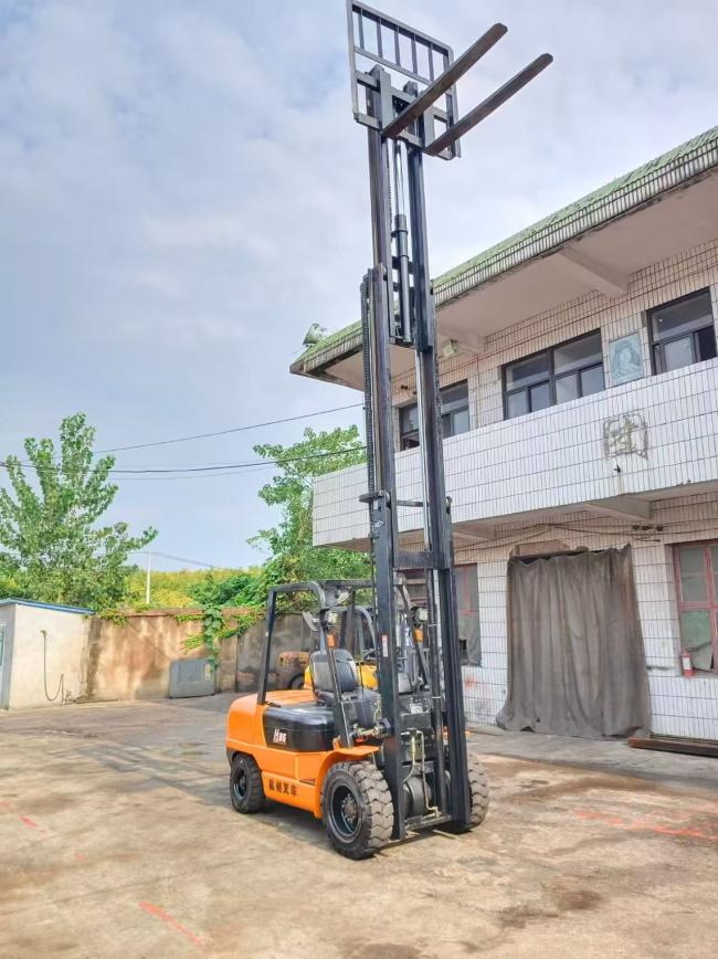 Used Hangzhou H35 3.5-ton diesel forklift side view