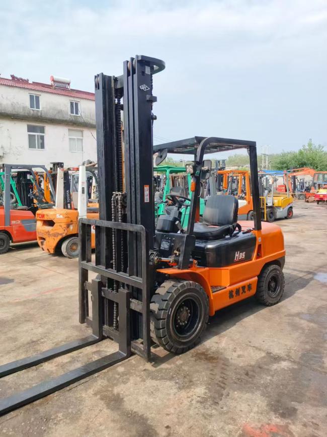 Used Hangzhou H35 3.5-ton diesel forklift front view