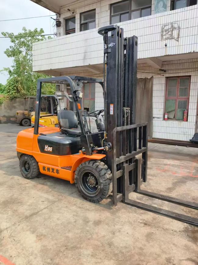 Used Hangzhou H35 3.5-ton diesel forklift detail view