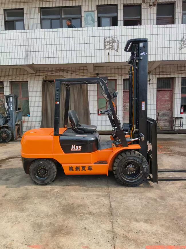 Used Hangzhou H35 3.5-ton diesel forklift operational view