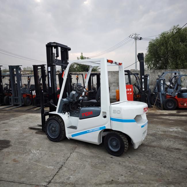 Used TCM FD30 3-ton diesel forklift side view