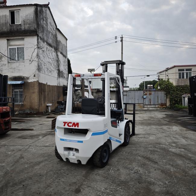 Used TCM FD30 3-ton diesel forklift detail view
