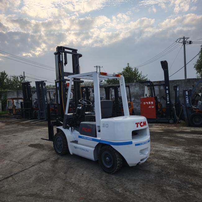 Used TCM FD30 3-ton diesel forklift side view showing full profile