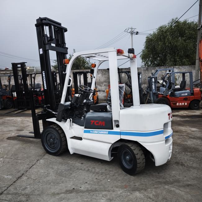Used TCM FD30 3-ton diesel forklift side view
