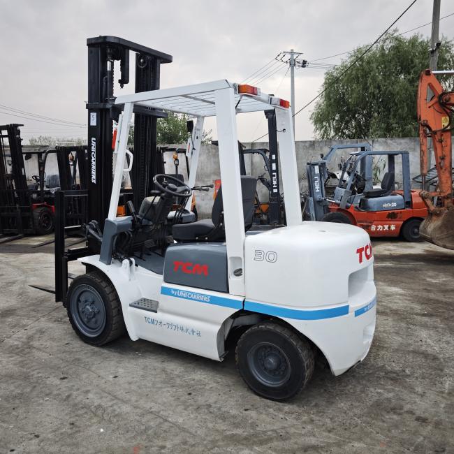 Used TCM FD30 3-ton diesel forklift side view