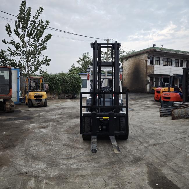 Used TCM FD30 3-ton diesel forklift front view