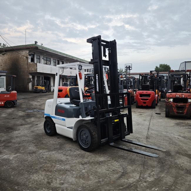 Used TCM FD30 3-ton diesel forklift detail view