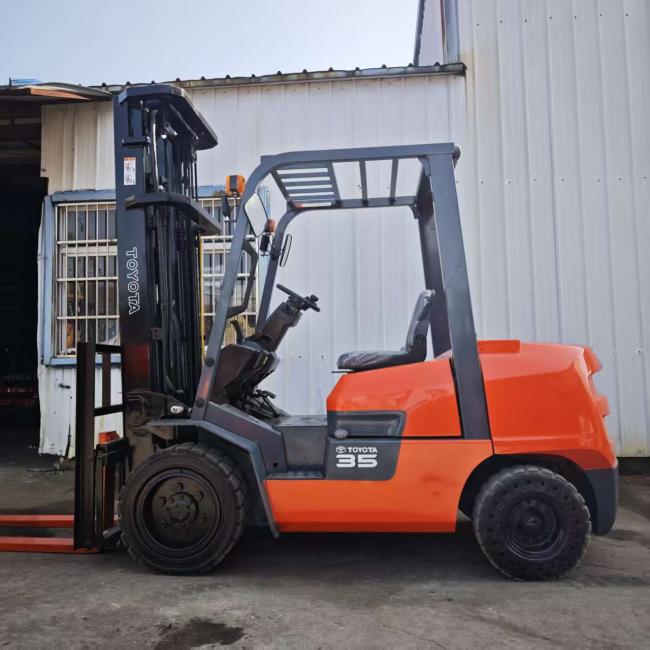 Used TCM FD30 3-ton diesel forklift side view