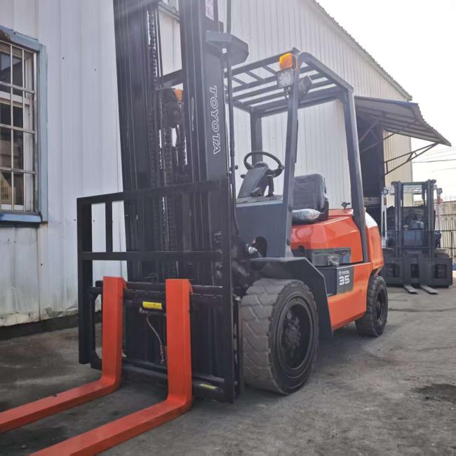 Used TCM FD30 3-ton diesel forklift front view