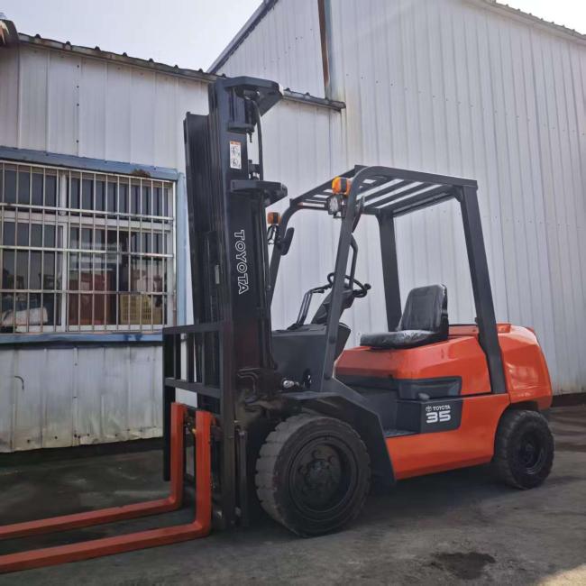 Used TCM FD30 3-ton diesel forklift detail view