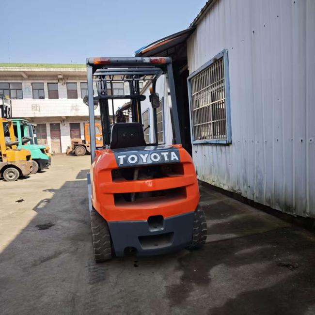Used TCM FD30 3-ton diesel forklift operational view