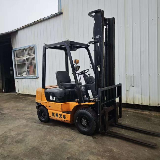 Forklift lifting mechanism and mast detail