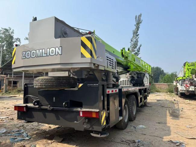 ZOOMLION ZTC350H 35-Ton Mobile Crane - Operator Cabin
