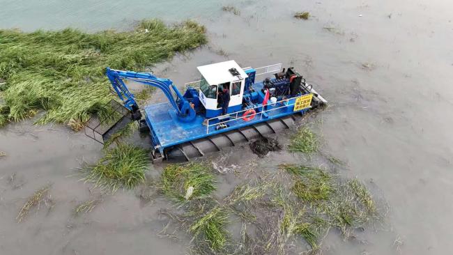 KEDA Dredger operating in lake environment