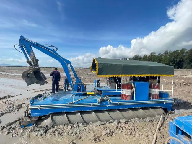 Side view of KEDA Amphibious Dredger