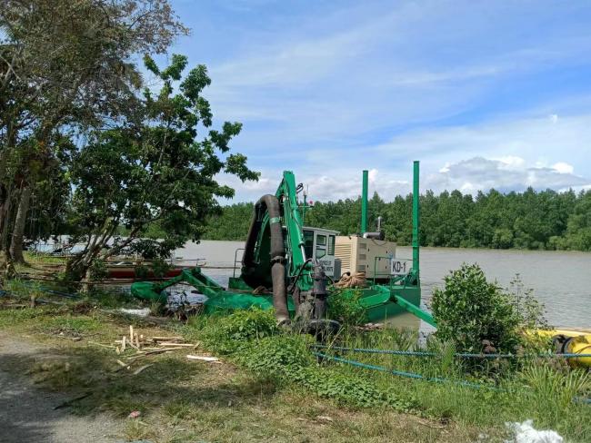 Dredger performing in different water conditions