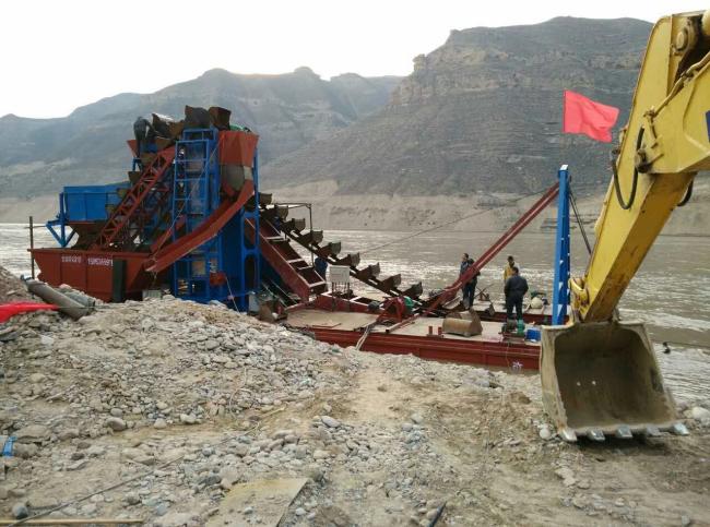 Close-up of bucket dredging mechanism