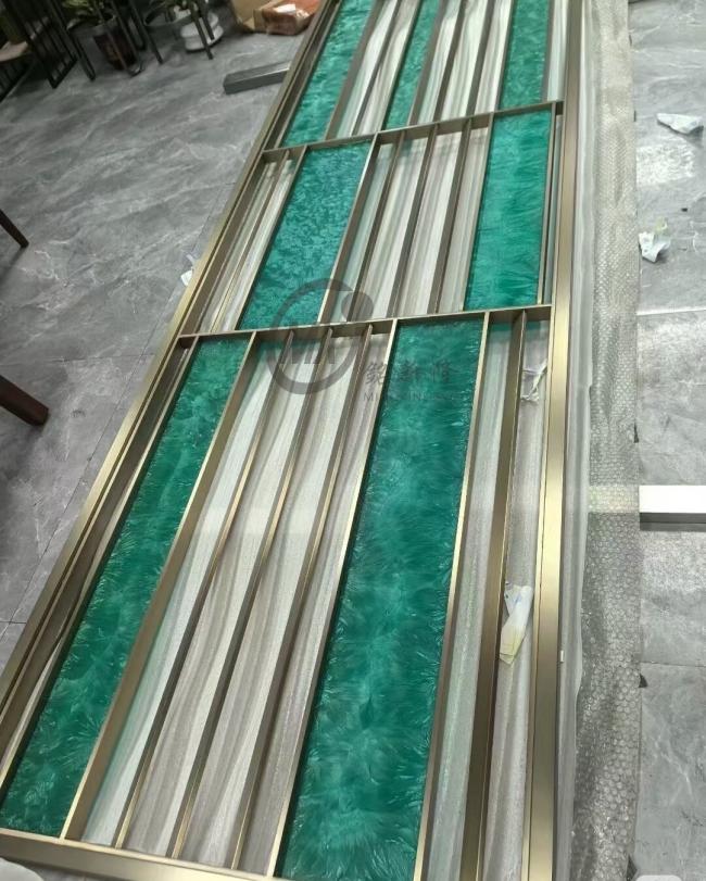 Stainless steel divider close-up detail
