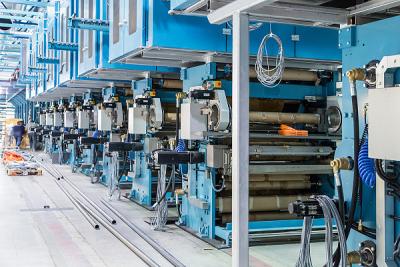 Chine Chaîne de production de papier peint de PVC de vinyle, machine de fabrication de papier peint soutenue par tissu à vendre