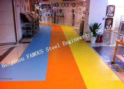 中国 異質屋外の等量のビニールの積層のフロアーリング ロールは遊びまポリ塩化ビニールのプラスチック複合材料に床を張ります 販売のため