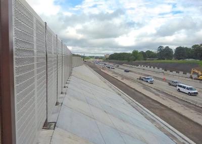 China Galvanized Or Aluminum Noise Barrier For Highway And Railway à venda