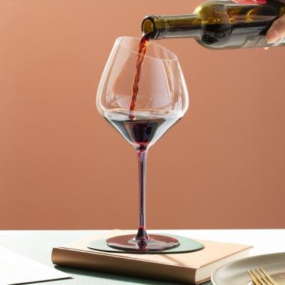 China Copas de vino teñidas rojas inclinadas electrochapadas 19 onzas de mano sin plomo 550ml soplada en venta
