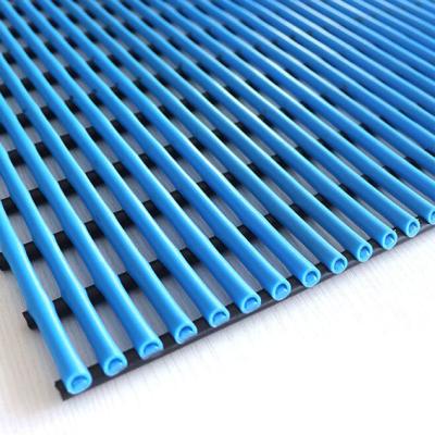 Chine 12 Mm Swimming Pool Safety Mats Self Draining Tubular Wet Area Mats à vendre