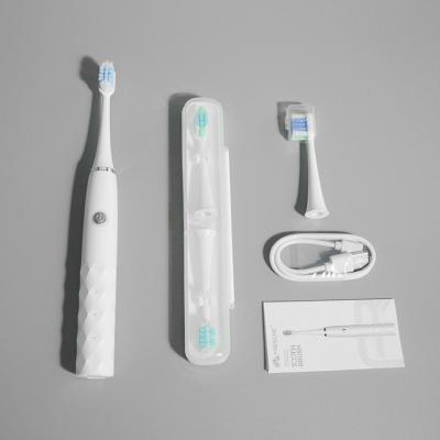 中国 強力なIPX7防水歯ブラシの音波の再充電可能な電動歯ブラシ 販売のため