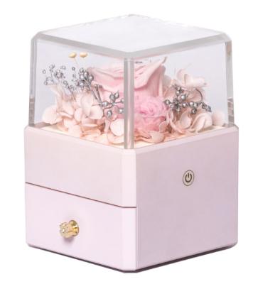 Китай Коробка кольца шкатулки для драгоценностей цветка смолы с цветком внутри 115X115X110mm продается