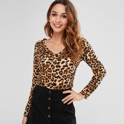 China Mulheres apertadas longas do t-shirt do T do leopardo da luva e do decote em V do outono à venda