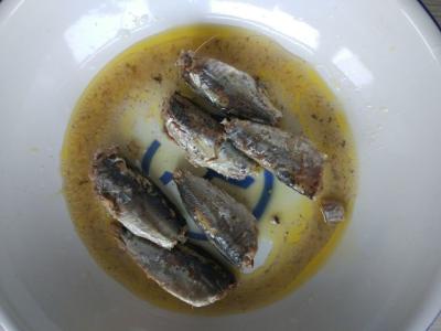 China Sardinhas enlatadas naturais deliciosas dos peixes no peso líquido vegetal de óleo 125g à venda