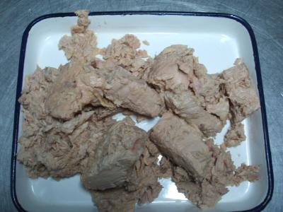 China Pedazos conservados de alto valor proteico del atún en la vitamina rica de Brine con sabor suave en venta