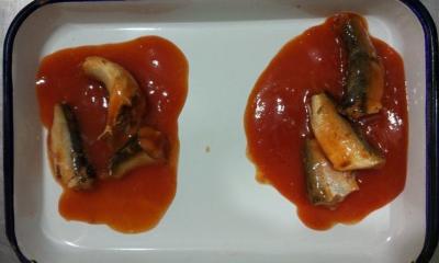 China Pescados conservados picantes calientes de la sardina en tamaños y el embalaje de encargo de la salsa de tomate en venta