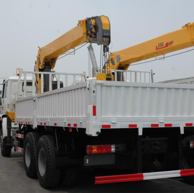 China top brand Sinotruk HOWO 6X4 10t truck mounted crane 10ton telescopic boom crane price