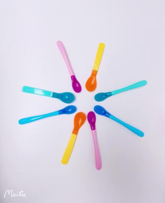 China EN 14350 Soft Bite Color Change TPE Baby Food Spoon for sale