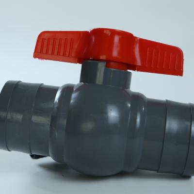 China Resistente à corrosão 40mm PVC válvula de esfera Directo através UV resistente à venda