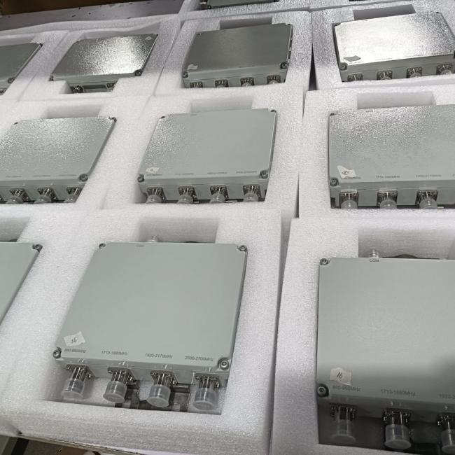 China RF Combiner Coaxial Attenuator Factory and Manufacturers DIN Type Male to Female 1710-1880 1920-2170 2300-2400 2500-2700MHz