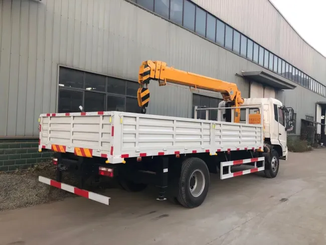 Factory Selling Foton HOWO Dongfeng Japan Brand 700p Type Mobile Telescopic Truck Mounted Crane Clw Brand 6.3tons 5tons 3 Booms 4 Booms Crane Truck