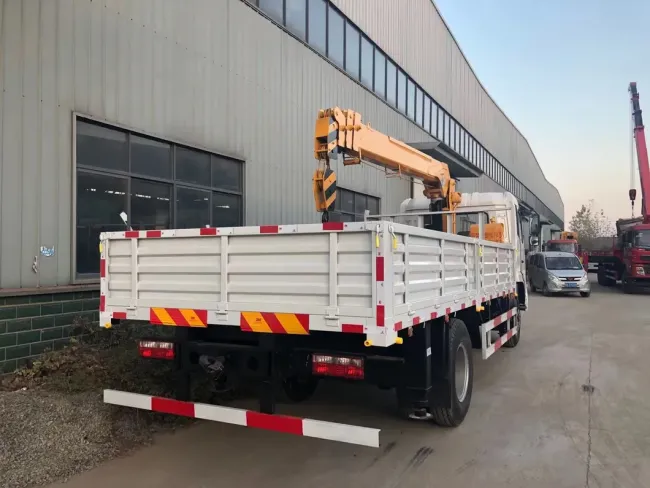 Factory Selling Foton HOWO Dongfeng Japan Brand 700p Type Mobile Telescopic Truck Mounted Crane Clw Brand 6.3tons 5tons 3 Booms 4 Booms Crane Truck
