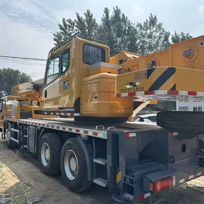 Chinese Factory 25ton Truck Crane Xct25 with Spare Parts Good Quality Crane