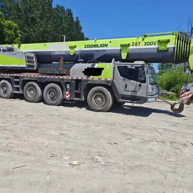 Used 130 Ton Zoomlion Mobile Crane Low Fuel Consumption Construction Truck with Essential Gear and Motor Pump Core Components