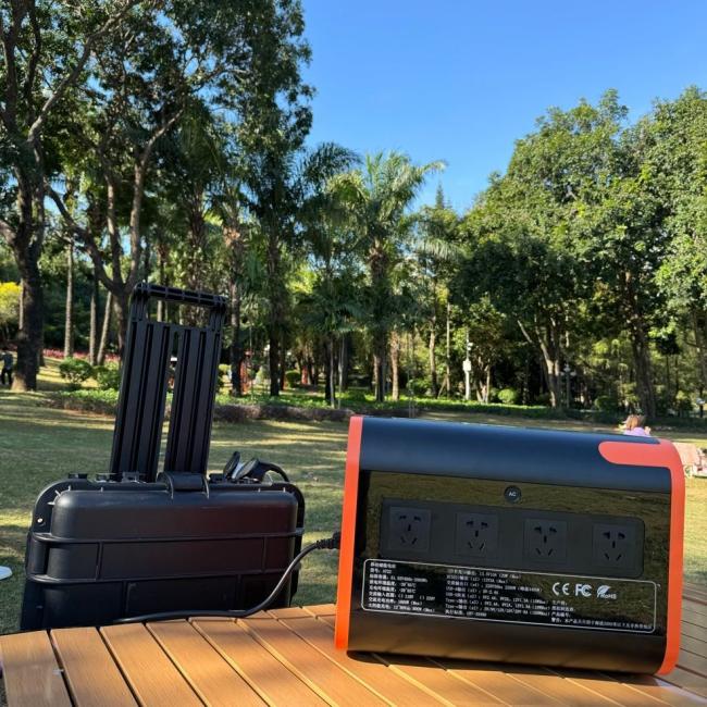Outdoor 110V/220V Energy Storage Portable Power Station with Folding Solar Panels